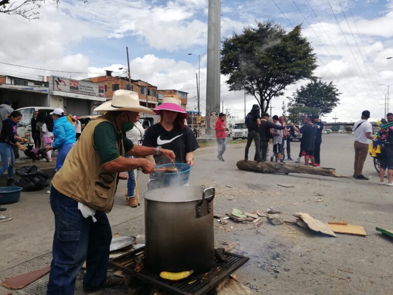 Olla comunitaria para acompañar las actividades artísticas sobre la autosur.