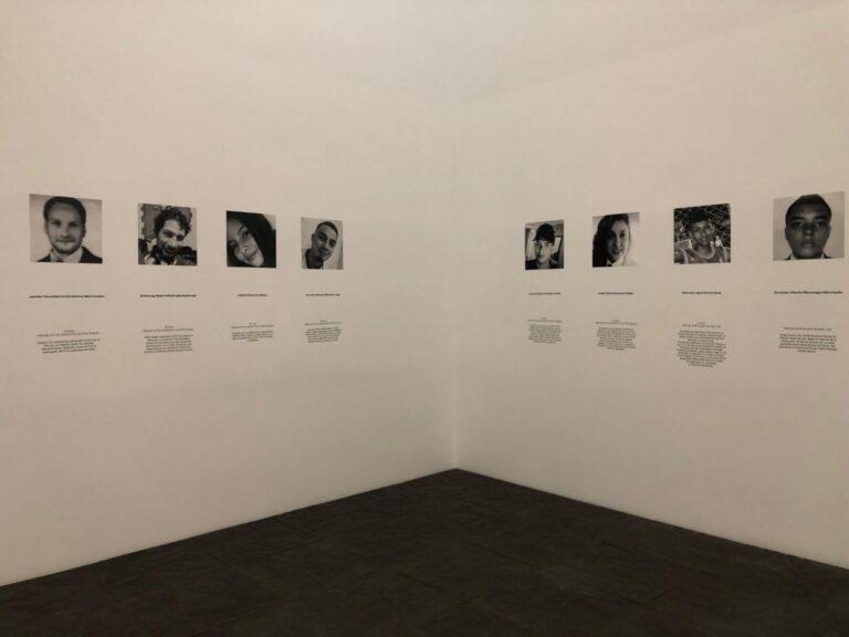 La exposición reúne los rostros e historias de 56 víctimas mortales confirmadas y documentadas hasta el jueves 20 de mayo de 2021.