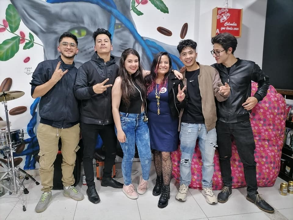 Camila y Paola con la Banda Páramo