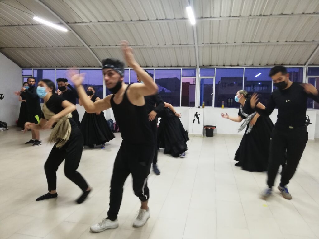 Rutina de ensayo de los bailarines de Quimbayo Danzas.
Entrelazados comprende danzas como la rumba criolla, la gata golosa, entre otras.