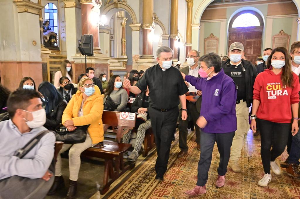 La alcalde Claudia López y el padre Darío Echeverri del Voto Nacional