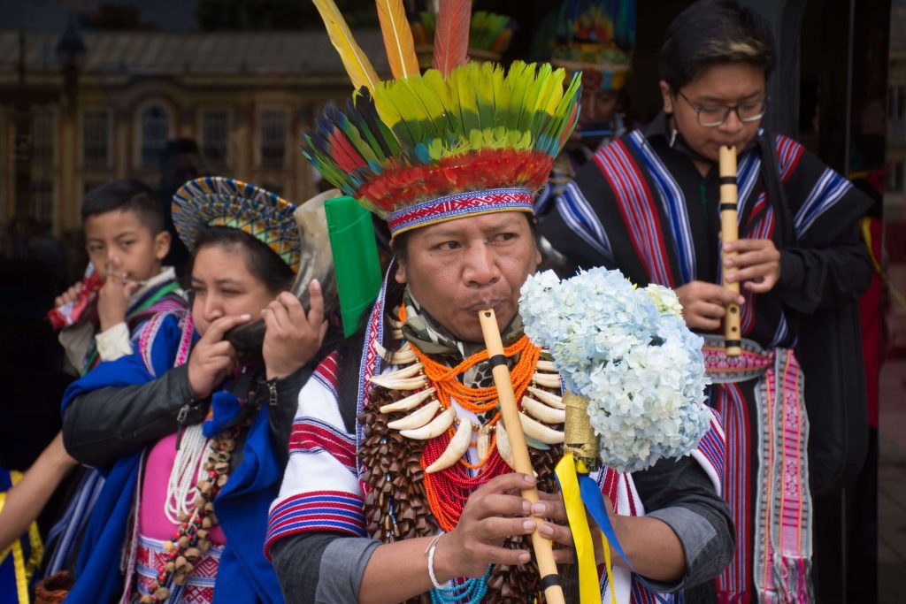 Taita portando su atuendo tradicional e instrumentos autóctonos. Foto: Camilo Rodríguez IDPAC. .