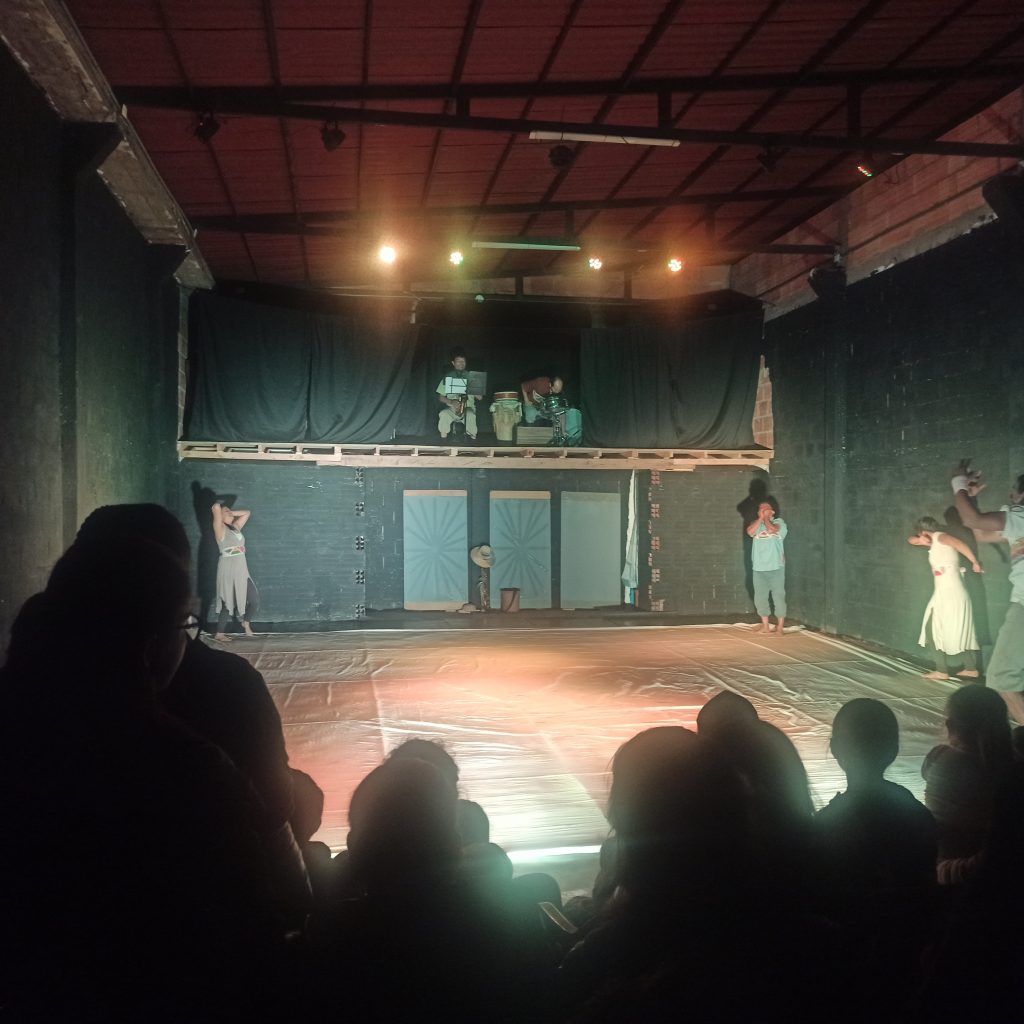 El Teatro Experimental de Fontibón TEF fueron los encargados de inaugurar el espacio con El Encanto de las Moscas
