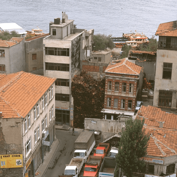 1550 sillas de madera en un lote vacío entre dos edificaciones, Estambul. Foto: Archivo Doris Salcedo.