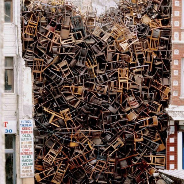 Transformación de objetos es la especialidad de la artista, que investiga las vivencias de las víctimas para dar forma a sus piezas. Foto: Archivo: Archivo Doris Salcedo.