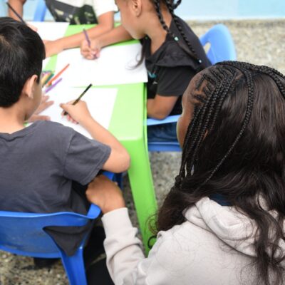 Las ilustraciones que lo componen fueron hechas por los propios niños participantes en los talleres. Imagen: Politécnico Grancolombiano.