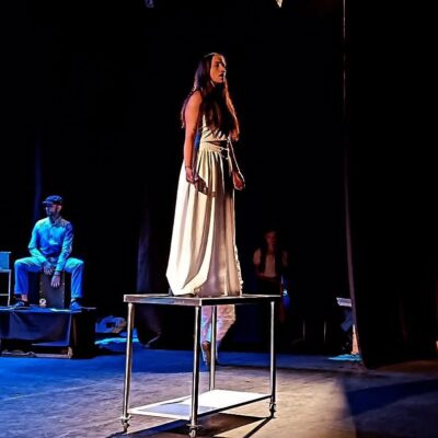 La puesta en escena se construyó como una travesía sensible en la que confluyeron textos nacidos desde la poesía, la introspección y las memorias personales. Imagen: Cortesía.