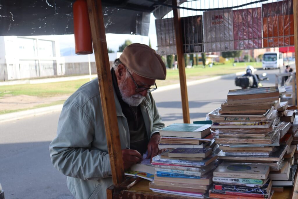 Víctor ha creado un pequeño espacio que refleja la resistencia y el amor por la literatura. Foto: Martin Londoño.