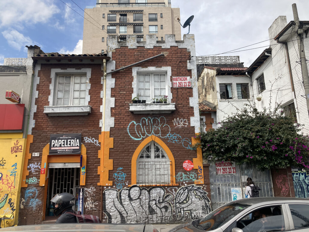 Bogotá está ejerciendo plenamente sus facultades sancionatorias y policivas para proteger el patrimonio cultural de la ciudad. Foto: Cortesía Prensa IDPC