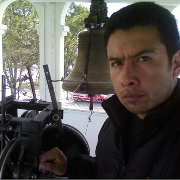 Omar Javier Guerra durante el procesó de reparación y mantenimiento de la maquinaría del reloj de la Parroquia de Santa Ana, en Teusaquillo. Foto: Cortesía prensa IDPC