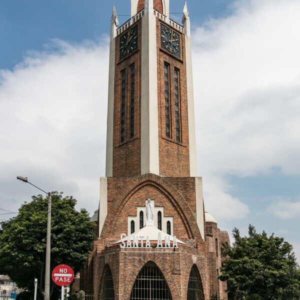 Foto de la Parroquia de Santa Ana, ubicada en la Localidad de Teusaquillo. En la parte superior se puede observar el reloj que intervino Omar Javier Guerra. Foto: Cortesía prensa IDPC